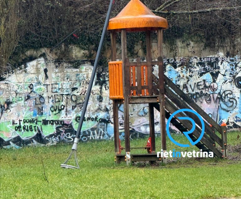 Atto vandalico al Parco del Borgo: lampione divelto e lasciato su un gioco per bambini