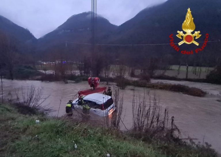 Rimane intrappolato nell’auto semi sommersa nelle acque del Fiume Salto zona Grotti