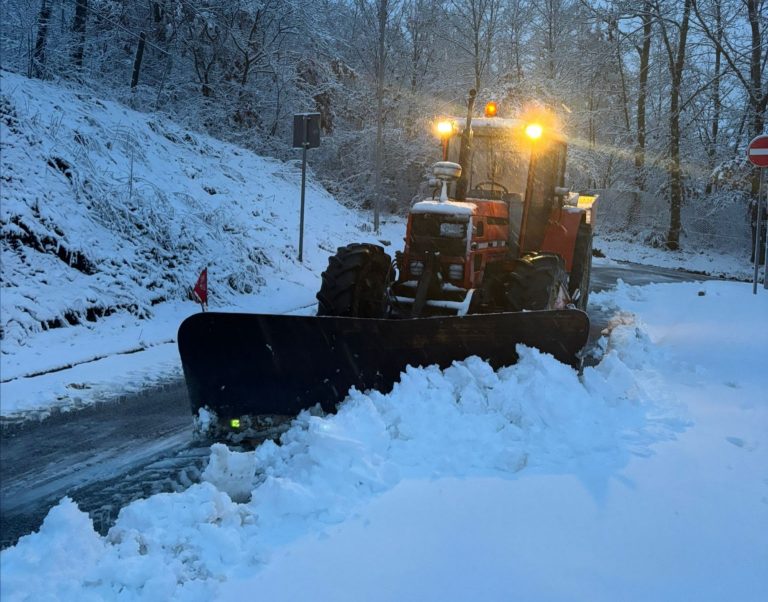 Intensa nevicata ad Accumoli. Mezzi spazzaneve in azione