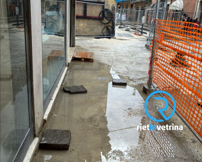 SEI TU IL REPORTER – “Cantiere non chiuso, con la pioggia via Cintia si allaga e l’acqua entra nei negozi”