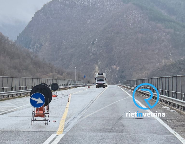 SEI TU IL REPORTER di Rietinvetrina –  “Se la Salaria zona Sigillo altezza cavalcavia è completata perché non eliminano il semaforo?”