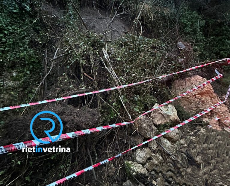 Frana a Lugnano, grossi massi in strada. Vigili del Fuoco sul posto