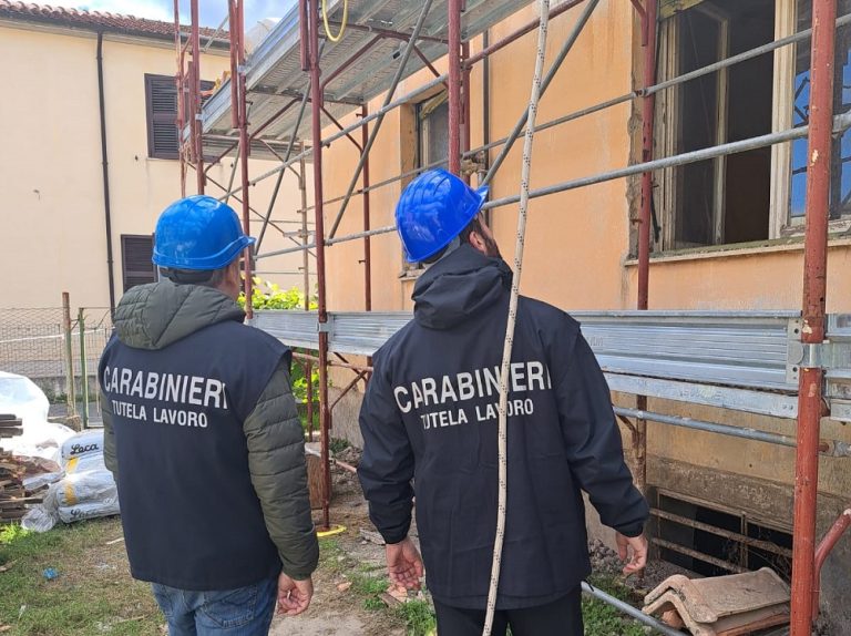 Controlli nei cantieri edili, lavoravano senza contratto utilizzando strumenti non conformi: denunciato il datore di lavoro