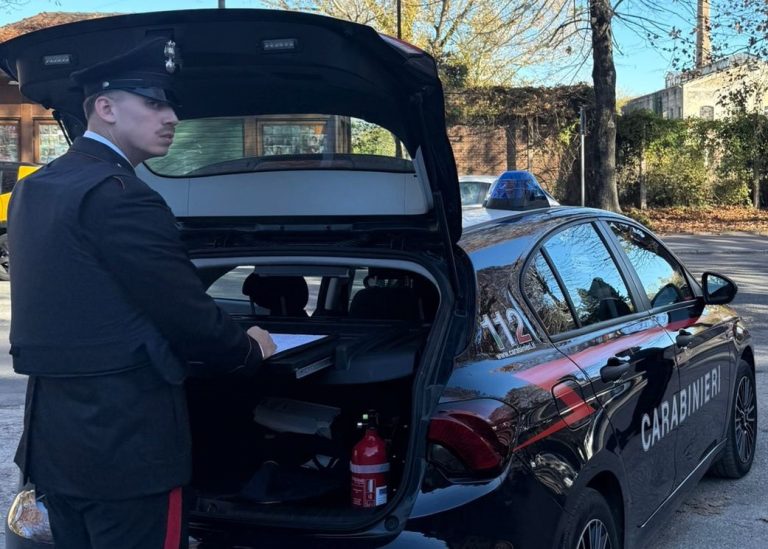 Voleva acquistare figurine rare per 1.000 euro: truffato da due campani. Denunciati