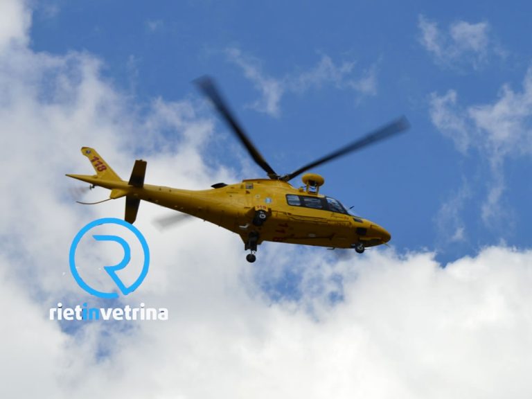 Auto si ribalta e finisce fuori strada sulla Salaria per Roma: persona in codice rosso