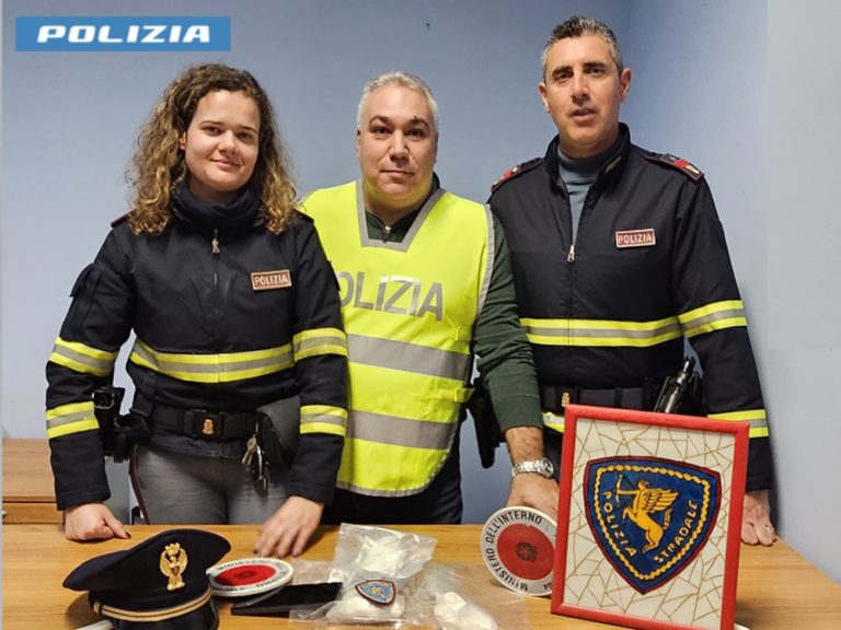 Viaggiava con cocaina nell’auto, fermato sull’A1 dopo inseguimento