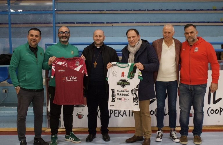 Il vescovo Piccinonna riceve le maglie della New Real Rieti e del Bitonto