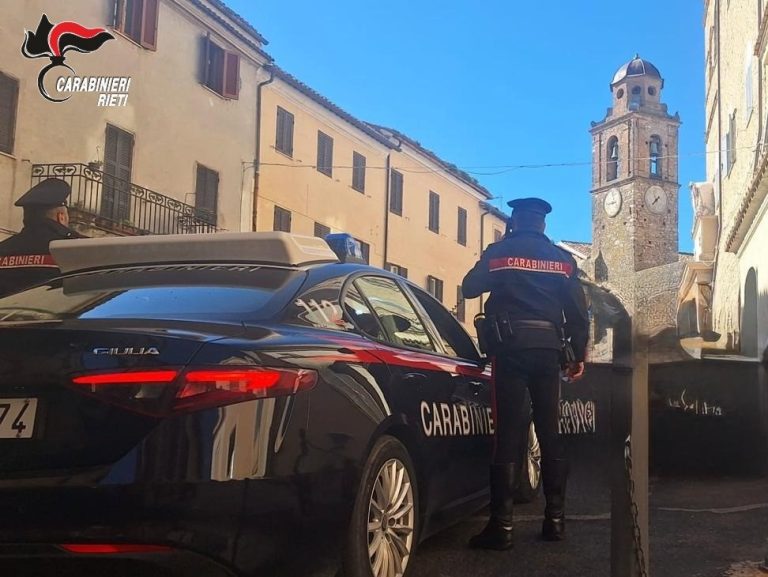Extracomunitario con taglierino colto mentre rubava una borsa da un’auto: arrestato