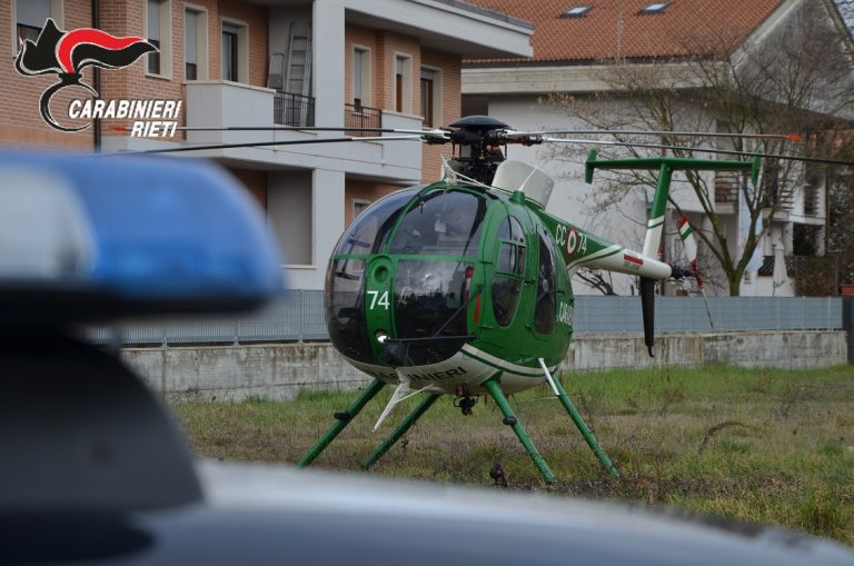 Smantellata piazza di spaccio in un casolare abbandonato zona via Torretta: carabinieri intervengono con elicottero e uomini a terra