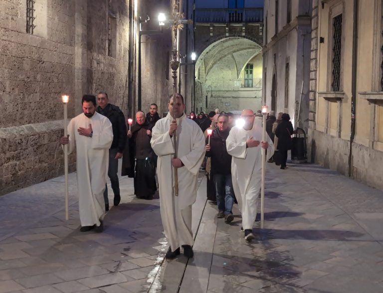 Nelle vie del centro storico di Rieti la Processione della Luce, segno di vita