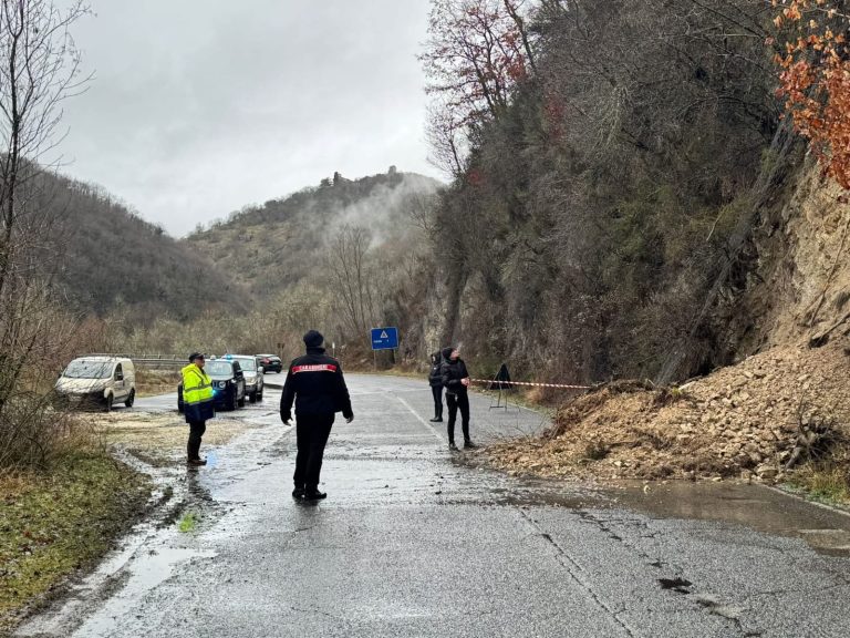 Frana sulla Licinese 314 direzione Rieti: strada impraticabile