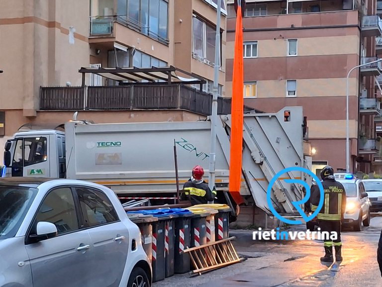 Cede la strada, camion della nettezza urbana ASM rimane incastrato in via Morro