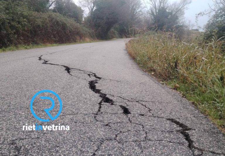 SP49, la strada si è spaccata in due