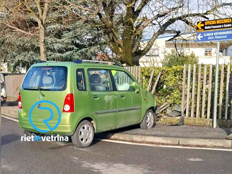 Incidente in via A. M. Ricci, auto finisce contro muretto di una proprietà