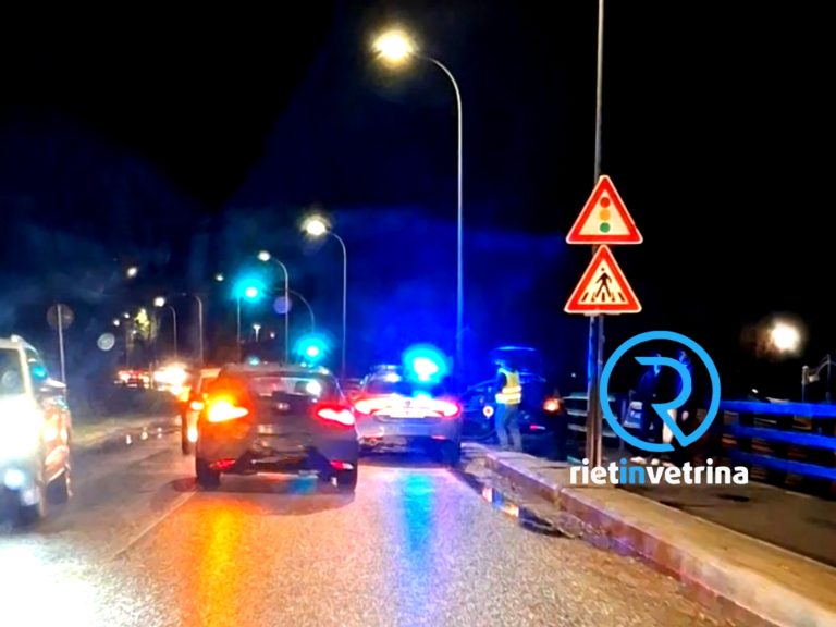 Buche in via Togliatti, auto squąrcianø gli pneumatici. Polizia di Stato sul posto