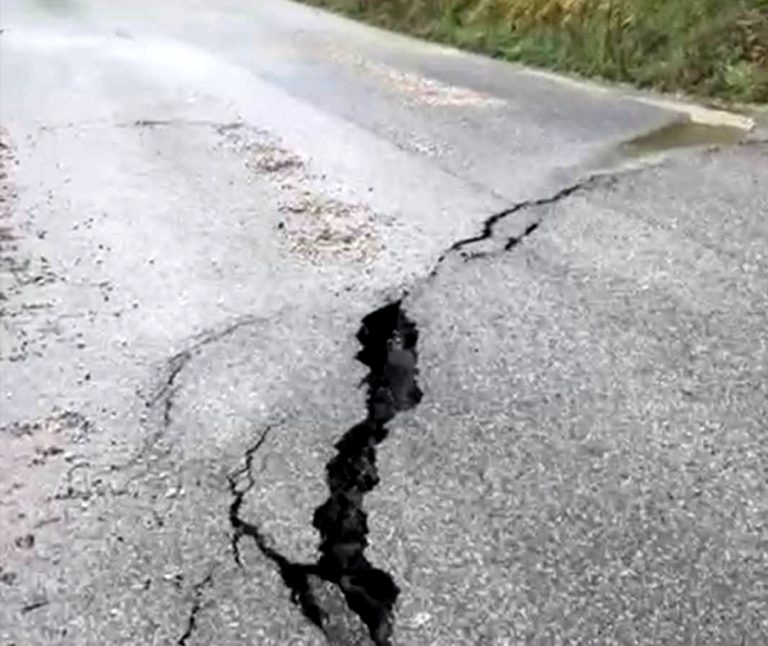 Strada spaccata, aggiornamenti sulla SP46 Ferruti – Bocchignano: Provincia e Comune sul posto