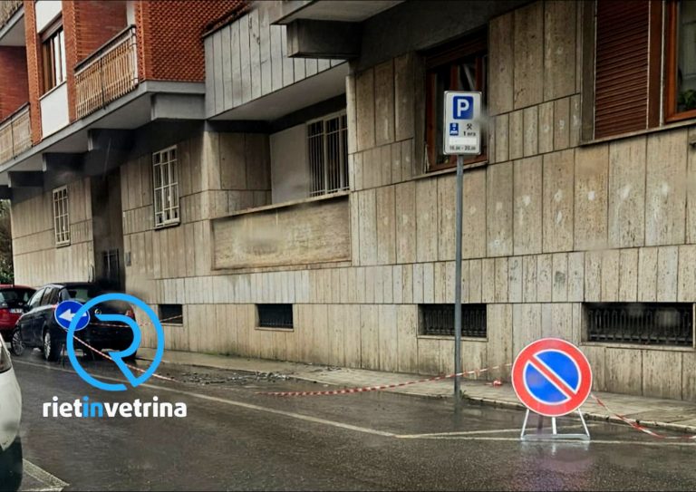 Maltempo, cornicione cade in strada