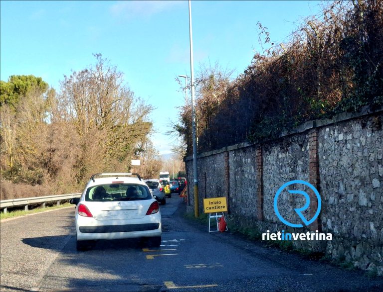 Installato semaforo per senso unico alternato anche in via Molino della Salce: lunghe code