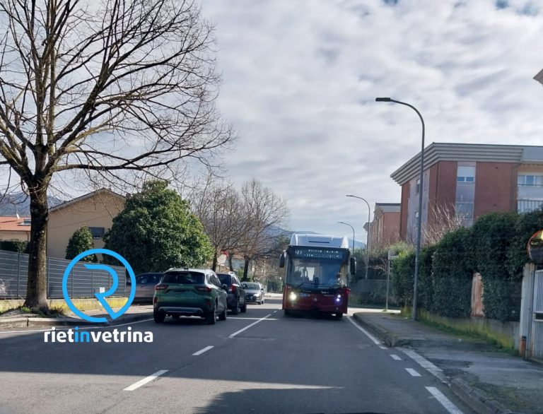 SEI TU IL REPORTER – In via Aldo Moro auto posteggiate nella corsia e il bus ASM deve invadere la carreggiata opposta”