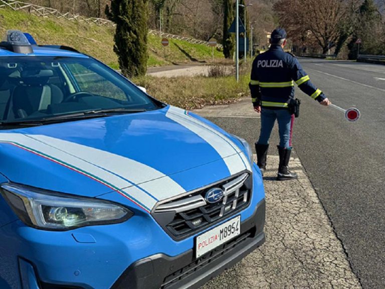 Uso dello smartphone alla guida, ritirate 10 patenti dalla Polizia di Stato