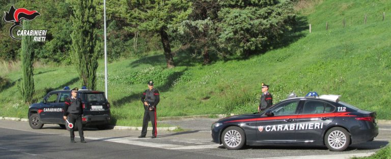 Avvocato ubriaco alla guida non si ferma all’alt e scappa a piedi: inseguito