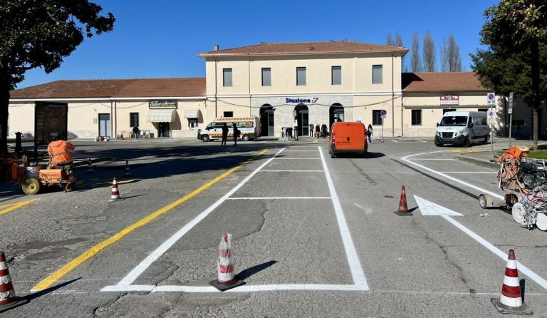 Predisposti alcuni posteggi bianchi in piazza Berlinguer