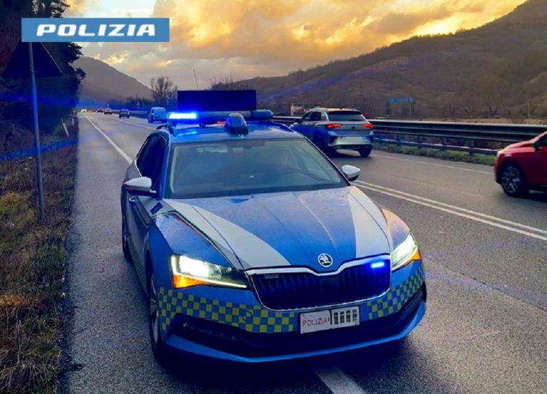 Accusa malore in strada, anziano soccorso dalla Polizia di Stato: praticata la rianimazione sul ciglio della carreggiata