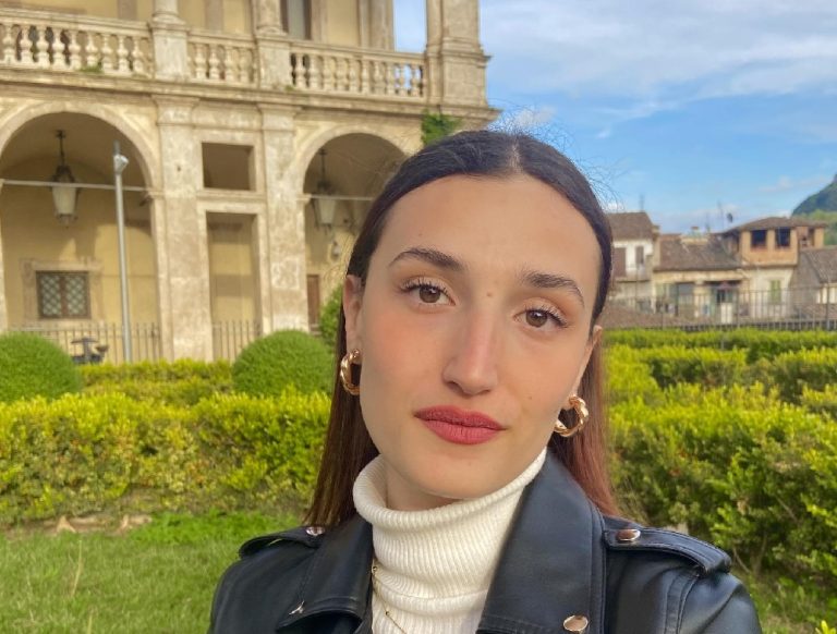 L’alpina reatina Sofia Centanni issa la bandiera italiana alla cerimonia d’apertura delle Olimpiadi Invernali di Milano – Cortina 2026