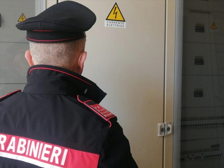 Si allaccia indebitamente al contatore dell’energia della vicina di casa: denunciato un 36enne