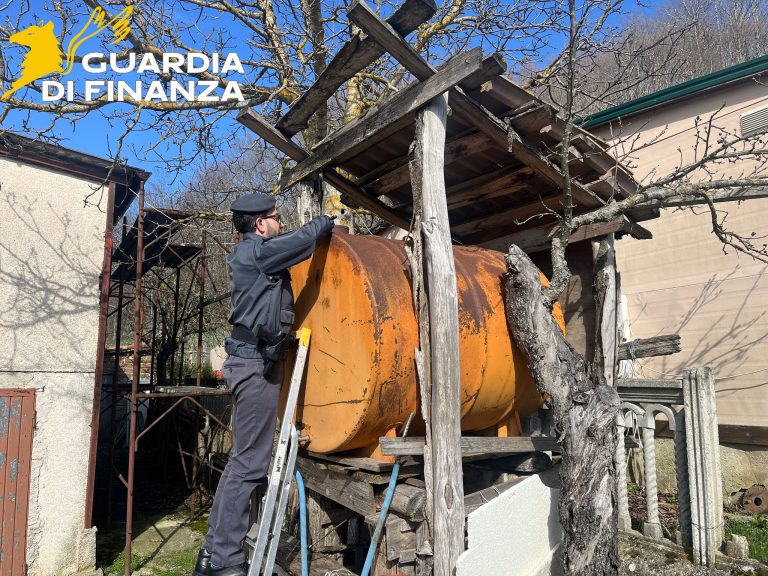 Sequestrati 250 litri di gasolio agevolato ad uso agricolo indebitamente acquistato e denunciato l’utilizzatore