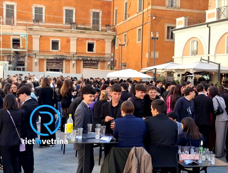I diplomandi celebrano il “Pranzo dei 100 Giorni” (agli esami di maturità) – LE FOTO