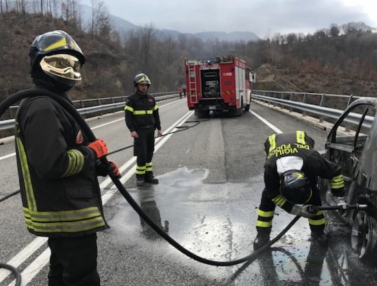 Auto carbonizzata sulla Salaria per Roma dopo incidente