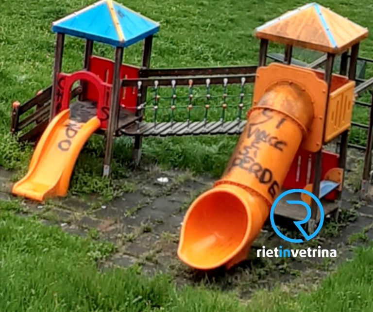 Vandali in azione anche nel parco pubblico di via Contigliano a Rieti: giochi imbrattati con bombolette spray