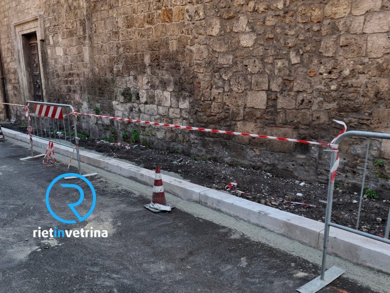Addio auto in mezzo strada, in via San Pietro Martire in corso la realizzazione di un marciapiede