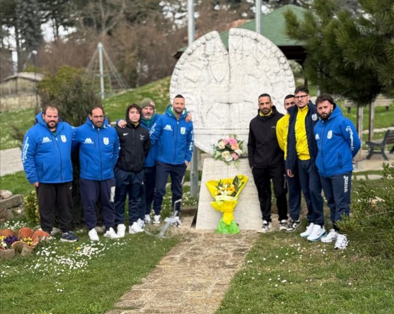 I giocatori SPES Poggio Fidoni e Amatrice Calcio depongono fiori in memoria delle vittime del sisma