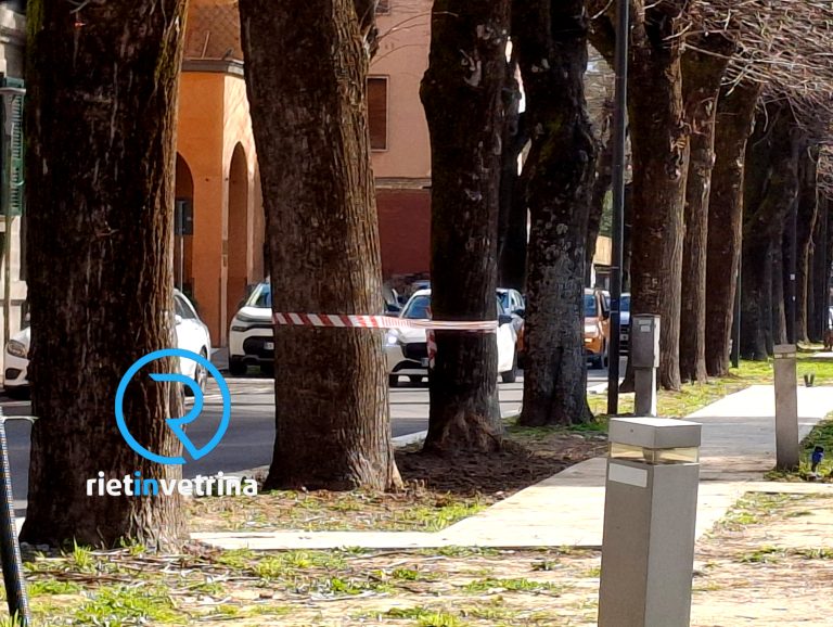 Dopo la segnalazione su Rietinvetrina intervento per fermare la perdita di acqua in piazza Marconi