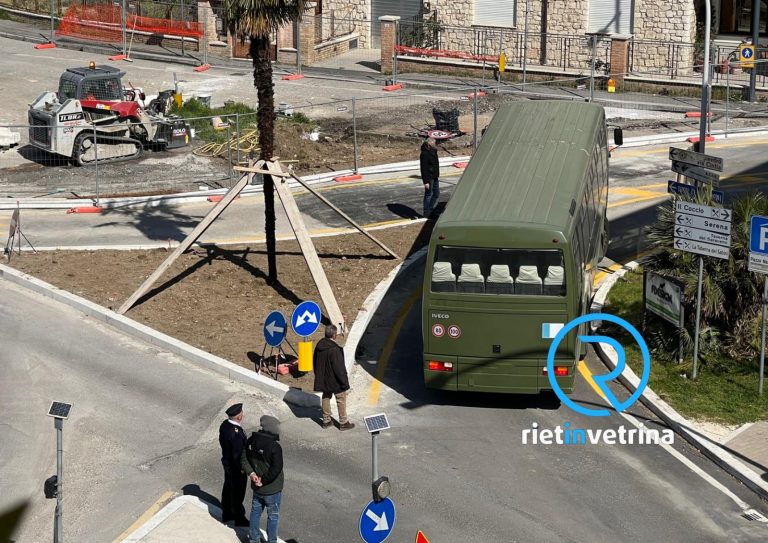 Con le variazioni in via degli Olivi bloccato l’ingresso ai pullman dell’Esercito. I bus si incastrano. Inoltre eliminato svincolo per via dei Mirti