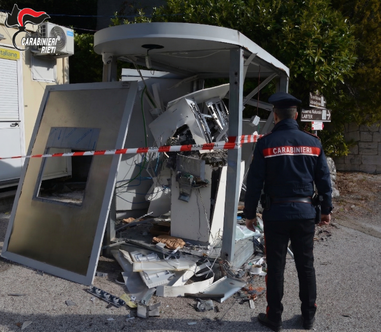 Varco Sabino, assalto con esplosivo al Bancomat