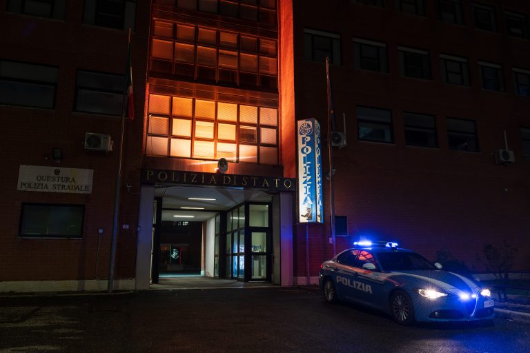 Lancio tre molotov contro distributore di benzina: arrestato dalla Polizia un 36enne