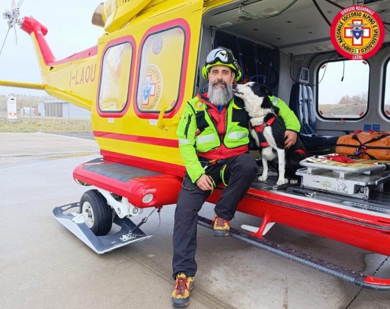 Spike e Pierluigi sull’elicottero CNSAS Lazio che ogni week end garantisce supporto nella ricerca dei dispersi in montagna