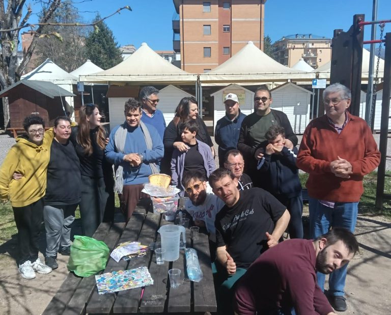 Gli adulti del Sant’Erasmo Project impegnati in un progetto legato alla terra e alla florovivaistica