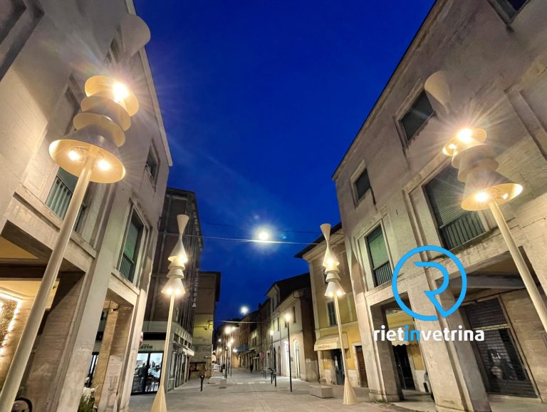 Accesi in via Cintia i lampioni della discordia