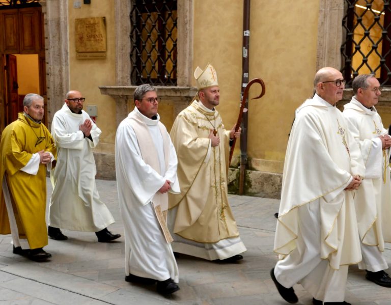 Processione e Messa del Crisma in una Cattedrale gremita