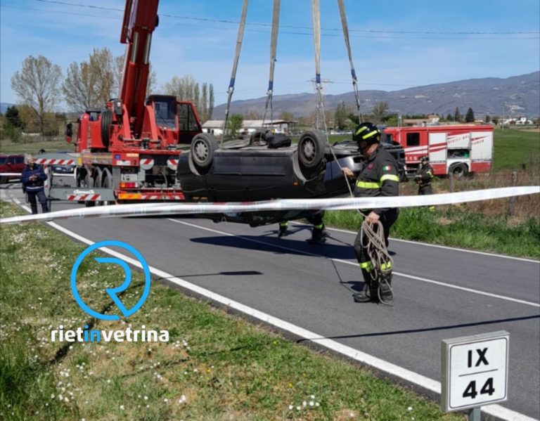 LE FOTO dell’autogru dei Vigili del Fuoco mentre recupera l’auto ribaltatasi sulla Ternana