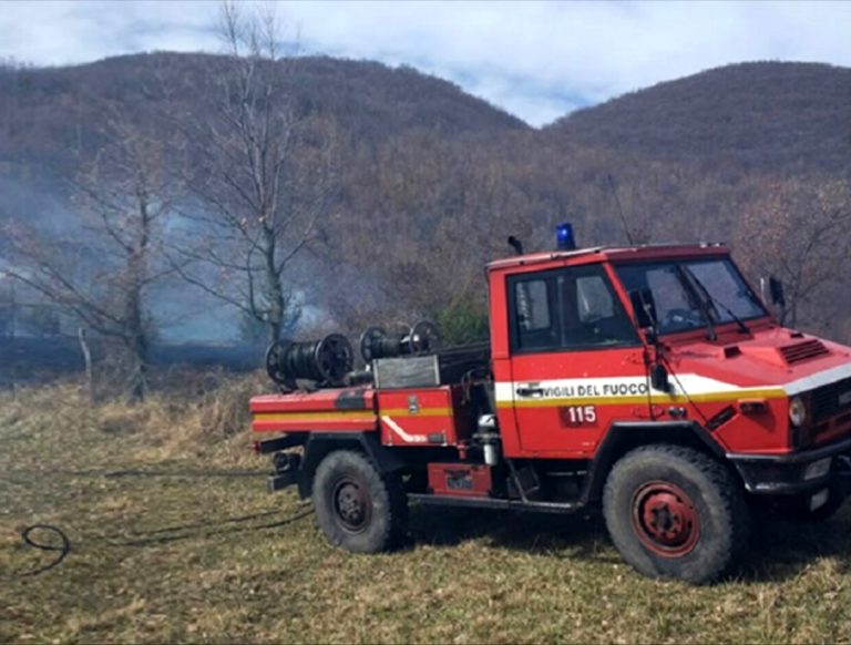 Vasto incendio in un fienile di Grisciano: sul posto Vigili del Fuoco da Rieti e Posta