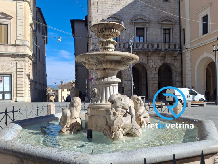 Il Settore Manutenzione del Comune di Rieti riporta al suo splendore la Fontana dei Delfini di piazza Vittorio Emanuele II