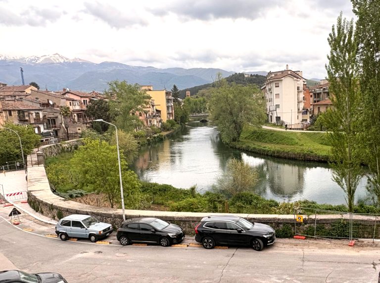 SEI TU IL REPORTER – “Il passaggio pedonale di via delle Mimose ostaggio delle macchine e del cantiere fermo da settimane”