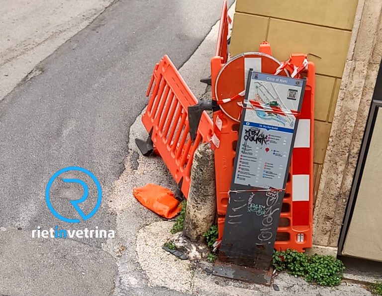 SEI TU IL REPORTER – “Transenne e cartelli abbandonati in va Tancredi. E’ possibile ripulire la zona?”