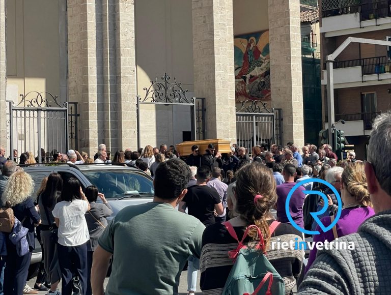 Centinaia di persone ai funerali di Martina Rossi scomparsa a soli 37 anni. Stracolma la Chiesa di San Michele Arcangelo