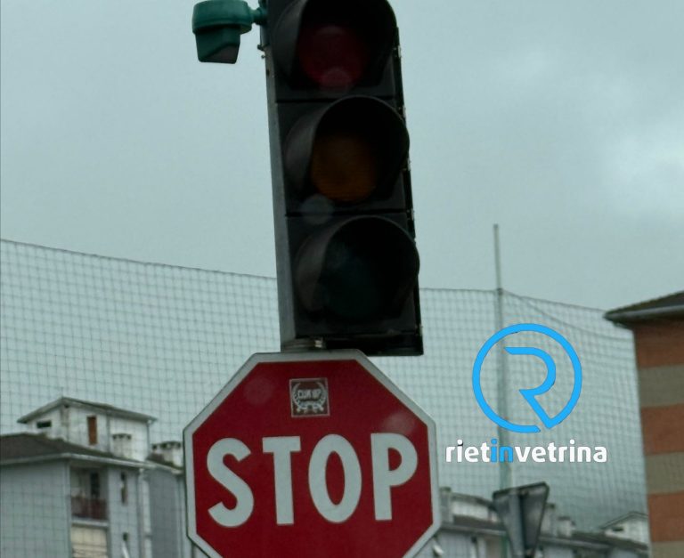 SEI TU IL REPORTER – “L’impianto semaforico davanti al Vecchiarelli è spento. È pericoloso visto l’incrocio”